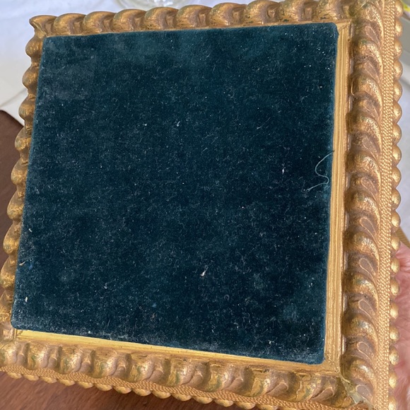 Decorative gold fancy box with lid, velvet lined - Picture 4 of 6